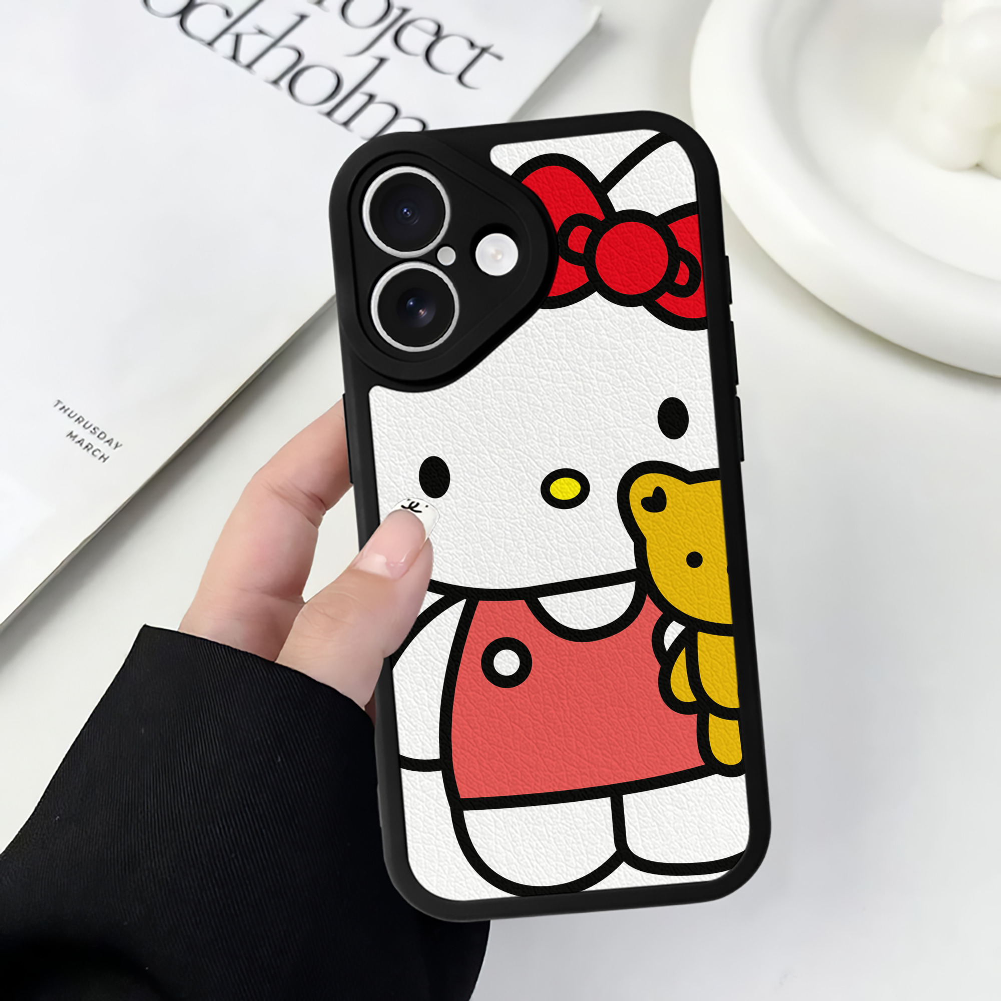 （画像用） Hello Kitty ハローキティ 【iPhone 16シリーズ対応】シリコンスマホケース（レザー調） 材質：シリコン
